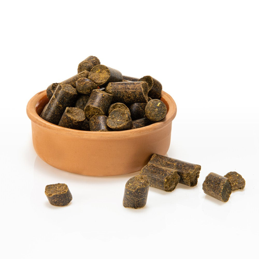 Schüssel gefüllt mit Pferdeleckerli von APUNA