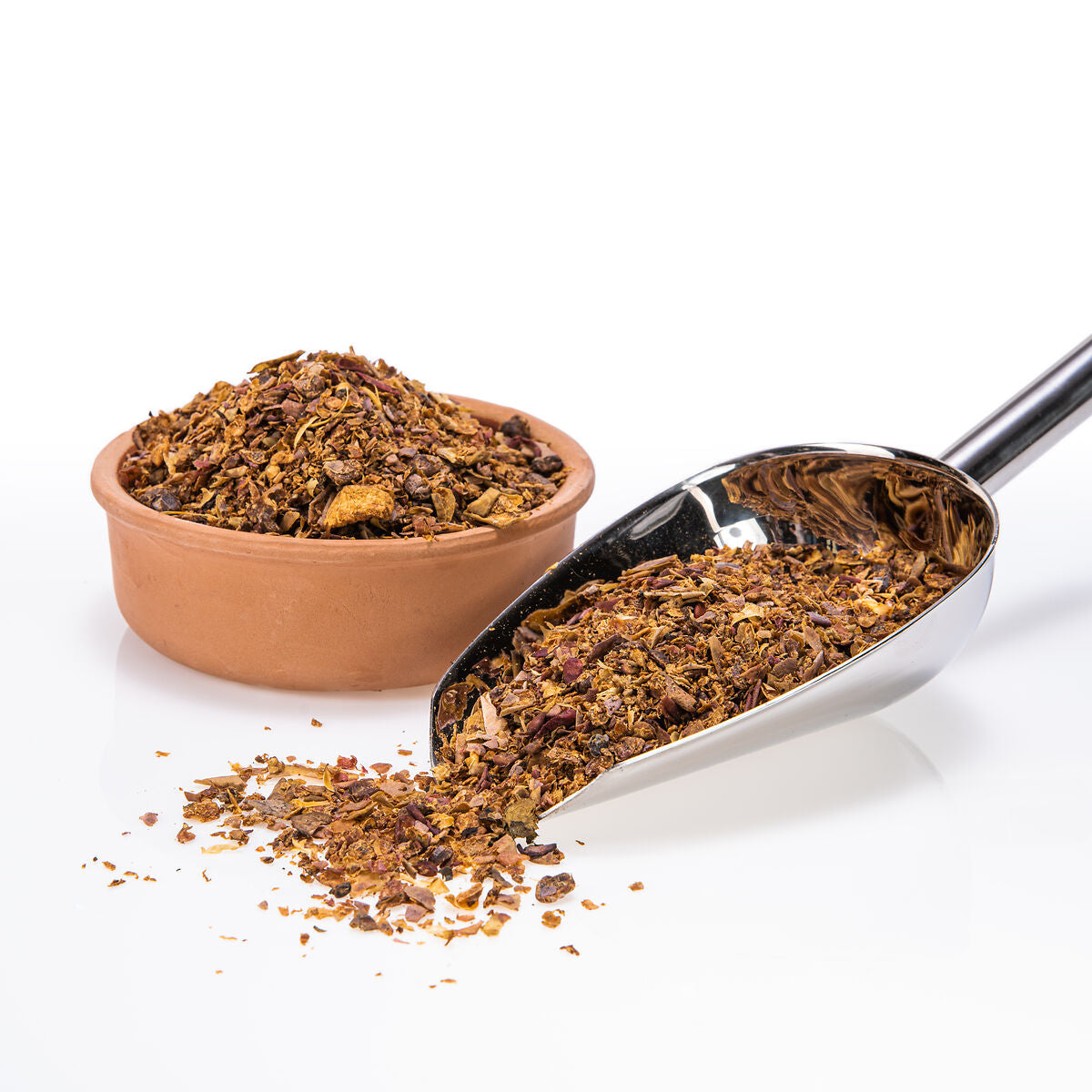 Schüssel und Futterschaufel gefüllt mit Apfel-Mix von APUNA